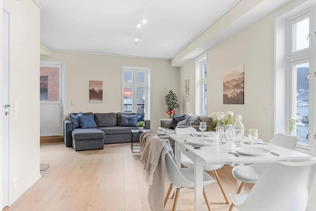 New! Huge Modern Apartment! Fit For Two Families! Bergen